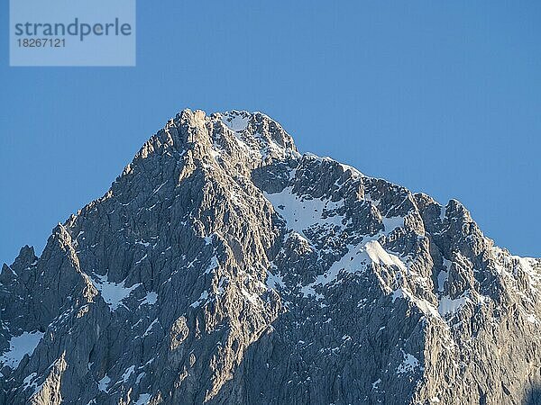 Blauer Himmel über verschneitem Alpengipfel  Dachsteingebirge mit den Gipfeln Torstein  Mitterspitz  Hoher Dachstein  Hierzegg bei Ramsau am Dachstein  Steiermark  Österreich  Europa