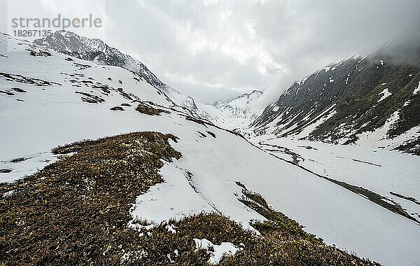 Wolkenverhangene Berge  Berglandschaft mit Schnee  Oberbergtal mit Oberbergbach im Winter  Franz-Senn-Hütte  Stubaier Alpen  Tirol  Österreich  Europa