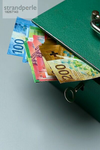 Geldkassette und Schweizer Geldscheine  Geld  Banknoten