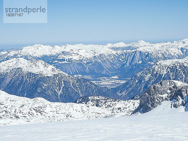 Blauer Himmel über Winterlandschaft  Ausblick vom Hallstätter Gletscher ins Tote Gebirge und zum Altausseer See  Hallstätter Gletscher  Dachsteinmassiv  Steiermark  Österreich  Europa