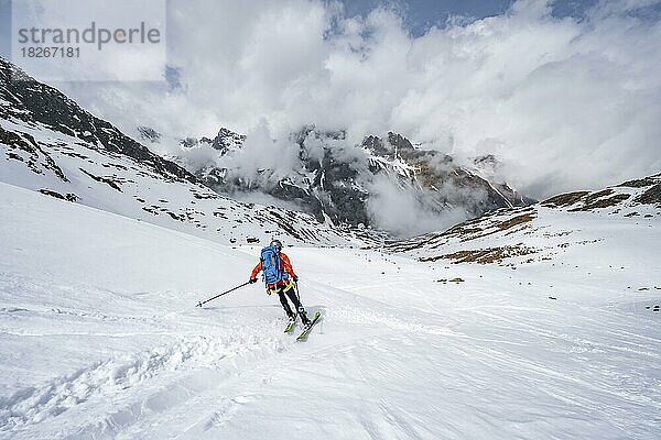 Skifahrer bei der Abfahrt im Stiergschwez  Skitour zur Oberen Kräulscharte  Stubaier Alpen  Tirol  Österreich  Europa