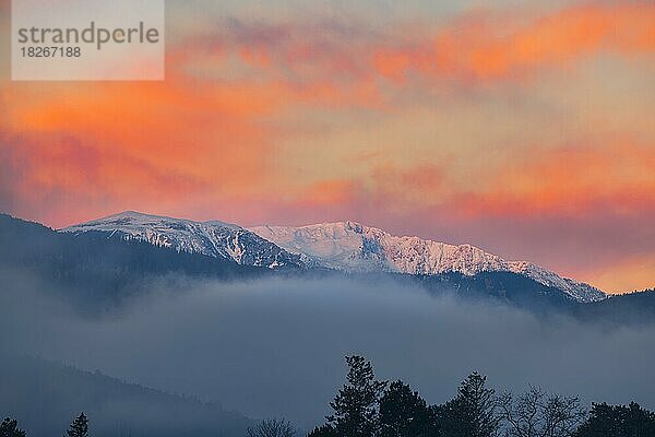 Schneeberg mit Nebel im Sonnenaufgang  Ternitz  Niederösterreich  Österreich  Europa