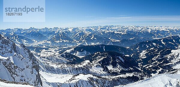 Blauer Himmel über Winterlandschaft  verschneite Gipfel  Ausblick von der Dachsteinwarte  Dachsteinmassiv  Steiermark  Österreich  Europa