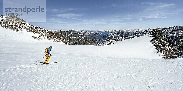 Skitourengeher bei der Abfahrt am Gletscher Berglasferner  AUsblick auf Bergpanorama  Stubaier Alpen  Tirol  Österreich  Europa