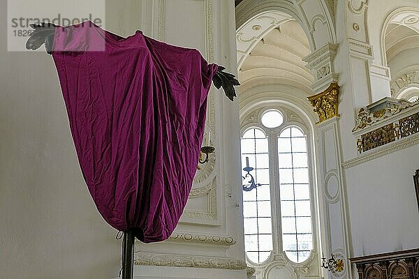 Verhülltes Kreuz  Karfreitag  Karwoche  Pfarrkirche Mariä Himmelfahrt  Weilheim  Oberbayern  Bayern  Deutschland  Europa