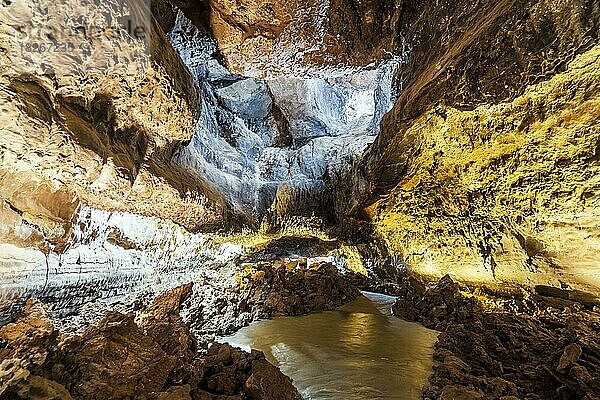 Beeindruckende Verdes-Höhle mit farbiger Beleuchtung  Lanzarote  Kanarische Inseln  Spanien  Europa
