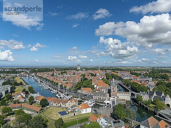 Luftaufnahme  Stadtansicht mit Zuidhavenpoort und Noordhavenpoort  im Hintergrund der Sint Lievensmonstertoren  Zierikzee  Zeeland  Niederlande  Europa
