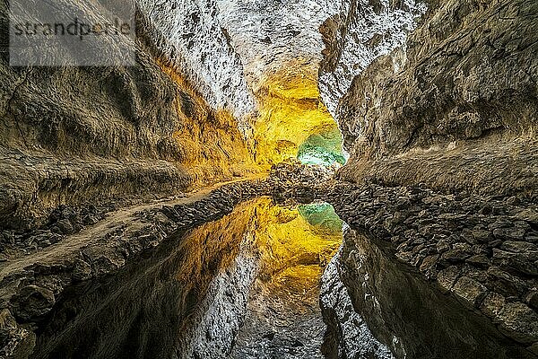 Beeindruckende Verdes-Höhle mit farbiger Beleuchtung  Lanzarote  Kanarische Inseln  Spanien  Europa