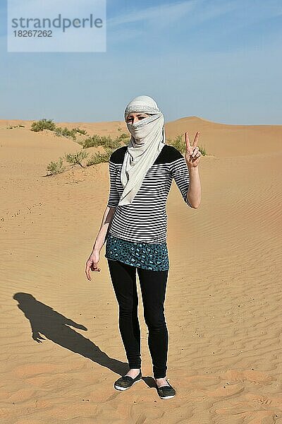 Frau posiert in der Sandwüste von Dubai  Vereinigte Arabische Emirate  Asien