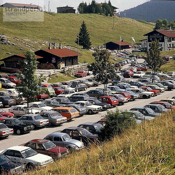 Parkplatz an einem Sommersonntag  Winklmoosalm bei Reith kim Winkl  Oberbayern  Bayern  Deutschland  Aufnahme um 1975  Europa