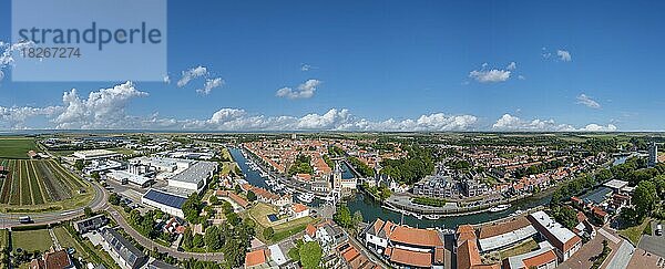 Luftaufnahme  Panoramabild mit Gesamtansicht der Stadt  Zierikzee  Zeeland  Niederlande  Europa