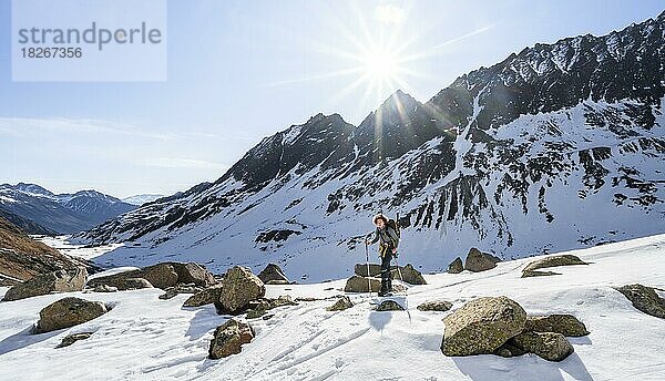 Skitourengeher beim Aufstieg zum Berglasferner  Berglastal  Sonnenstern  Stubaier Alpen  Tirol  Österreich  Europa