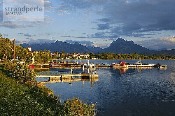 Bootsverleih am Hopfensee  Abendlicht  Hopfen am See  Füssen  Allgäuer Alpen  Allgäu  Bayern  Deutschland  Europa