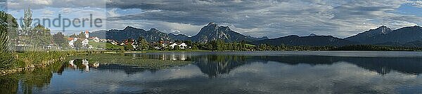 Ortsansicht mit Hopfensee  Hopfen am See  Allgäuer Alpen  Allgäu  Bayern  Deutschland  Europa