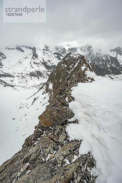 Felsiger Grat mit Schnee  Obere Kräulscharte  Blick zur Inneren Sommerwand  Gletscher Sommerwandferner  wolkenverhangene Berge  Stubaier Alpen  Tirol  Österreich  Europa