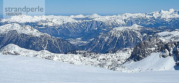 Blauer Himmel über Winterlandschaft  Ausblick vom Hallstätter Gletscher ins Tote Gebirge und zum Altausseer See  Hallstätter Gletscher  Dachsteinmassiv  Steiermark  Österreich  Europa