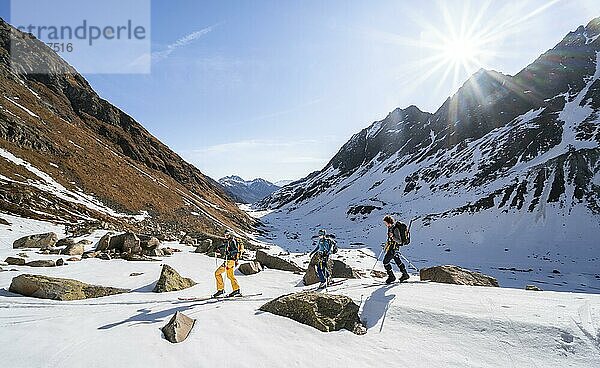 Skitourengeher beim Aufstieg im Berglastal  Sonnenstern  Stubaier Alpen  Tirol  Österreich  Europa