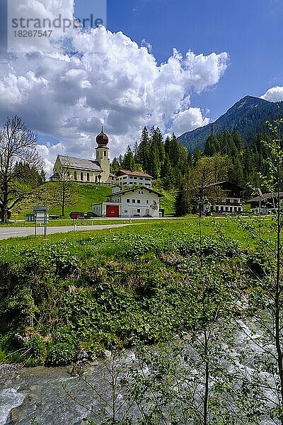 Namlos mit Kirche zum Hl. Martin  im Namloser Tal  Namlostal  bei Reutte  Tirol  Österreich  Europa