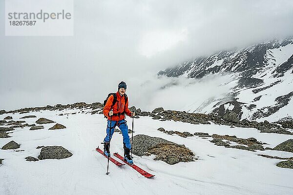 Skitourengeher beim Aufstieg zum Sommerwandferner  Stubaier Alpen  Tirol  Österreich  Europa