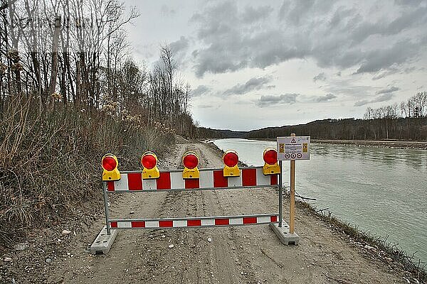 Gesperrte Baustellenzufahrt an einem Fluss  Renaturierung der Salzach nördlich von Tittmoning  Oberbayern  Bayern  Deutschland  Europa