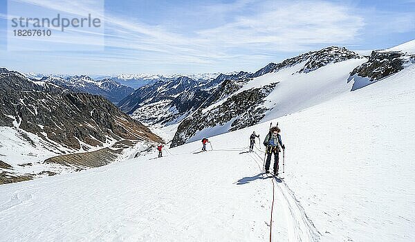 Skitourengeher gehen am Seil auf dem Gletscher  Aufstieg am Berglasferner  Blick ins Berglastal und auf Bergpanorama  Stubaier Alpen  Tirol  Österreich  Europa