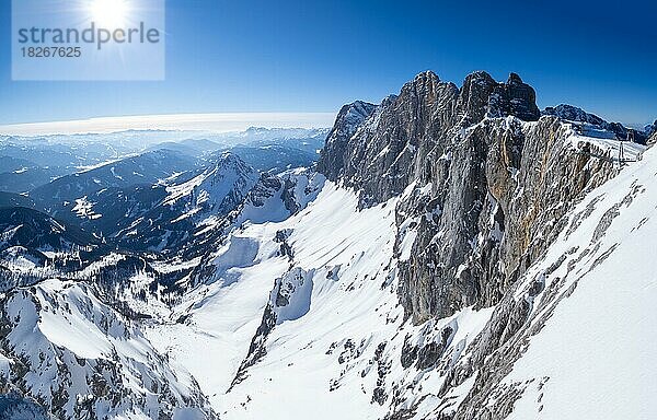 Blauer Himmel über Winterlandschaft  schneebedeckte Alpengipfel  Dachstein Südwand  Dachstein Gletscher  Steiermark  Österreich  Europa