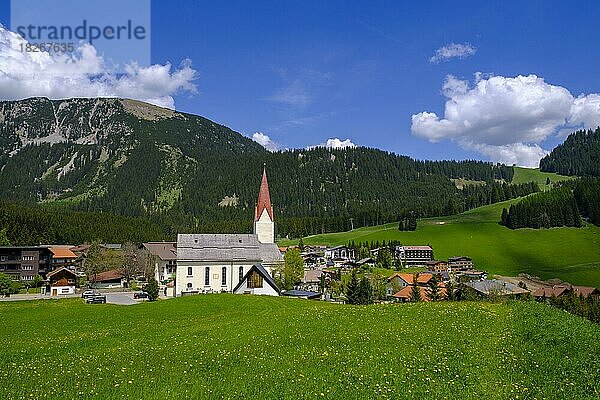 Pfarrkirche St. Jakobus  Berwang  Tirol  Österreich  Europa