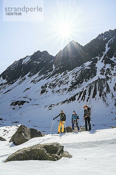 Skitourengeher beim Aufstieg im Berglastal  Sonnenstern  Stubaier Alpen  Tirol  Österreich  Europa