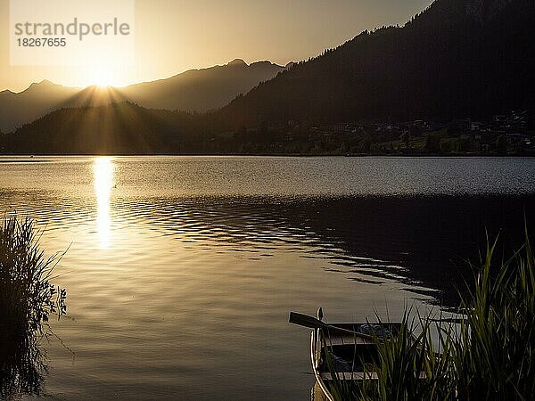 Abendstimmung bei Sonnenuntergang am Weißensee  höchster Badesee der Alpen  Kärnten  Österreich  Europa