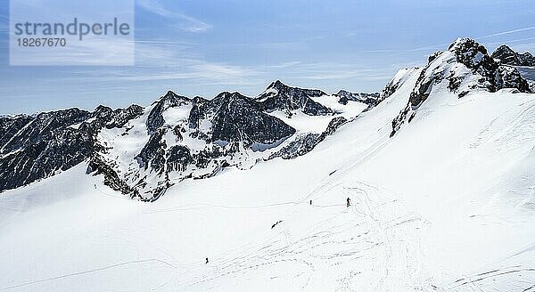 Berglasferner mit Turmscharte und Vorderer Wilder Turm  Ausblick auf Berge und Gletscher  hinten Gipfel Östliche Seespitze und Innere Sommerwand  Stubaier Alpen  Tirol  Österreich  Europa