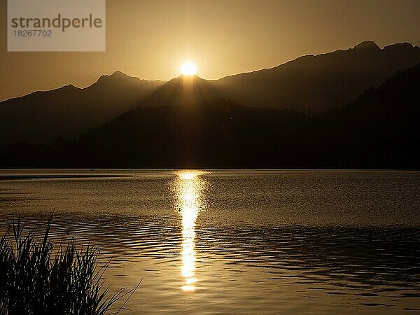 Abendstimmung bei Sonnenuntergang am Weißensee  höchster Badesee der Alpen  Kärnten  Österreich  Europa
