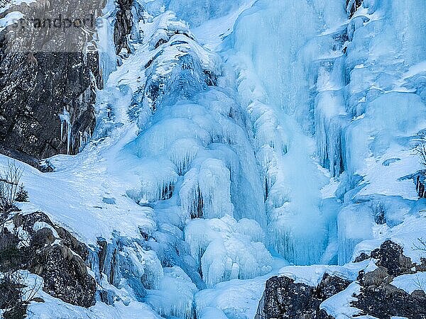 Eisformation  Wasserfall im Winter  beim Steirischen Bodensee  Schladminger Tauern  Steiermark  Österreich  Europa