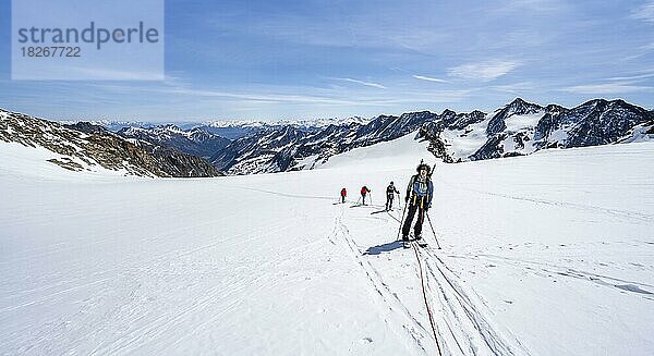 Skitourengeher gehen am Seil auf dem Gletscher  Aufstieg am Berglasferner  Blick auf Bergpanorama  Stubaier Alpen  Tirol  Österreich  Europa