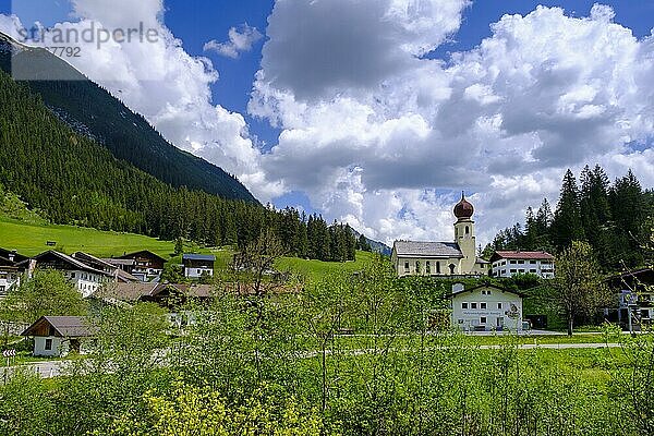 Namlos mit Kirche zum Hl. Martin  im Namloser Tal  Namlostal  bei Reutte  Tirol  Österreich  Europa