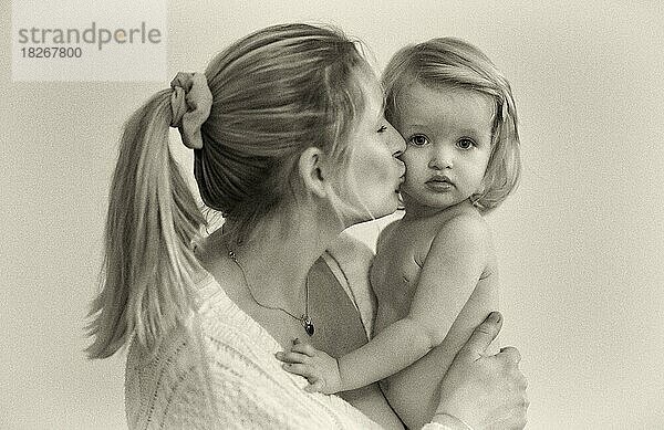 Mutterliebe  Mutter hält  küsst Tochter  Mädchen  14 Monate  Stuttgart  Baden-Württemberg  Deutschland  Europa