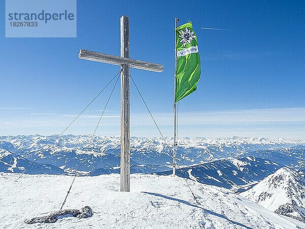 Blauer Himmel über Winterlandschaft  verschneite Gipfel  Gipfelkreuz Dachsteinwarte  Dachsteinmassiv  Steiermark  Österreich  Europa