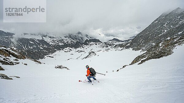 Skifahrer bei der Abfahrt auf dem Gletscher Sommerwandferner  Stubaier Alpen  Tirol  Österreich  Europa
