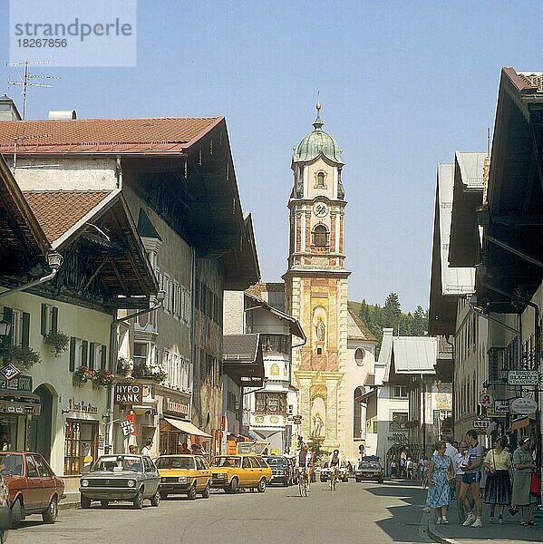 Obermarkt mit Pfarrkirche St. Peter und Paul  Mittenwald  Oberbayern  Bayern  Deutschland Aufnahme um 1975