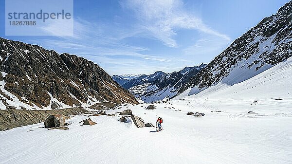 Skitourengeher beim Aufstieg entlang der Gletschermoräne zum Berglasferner  Berglastal  Stubaier Alpen  Tirol  Österreich  Europa