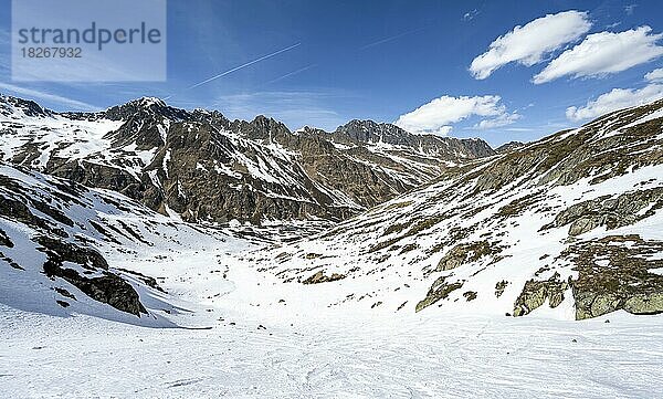 Ausblick ins Oberbergtal vom Stiergschwez  hinten Gipfel Schafgrübler  Stubaier Alpen  Tirol  Österreich  Europa