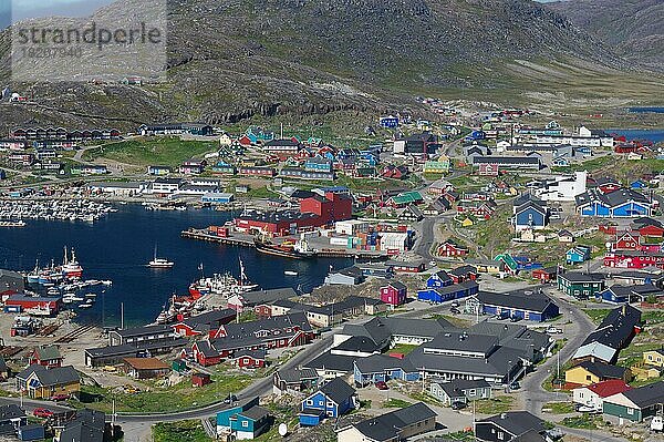 Bunte Häuser  Hafen  Werft  karge Berge  Qaqortoq  Arktis  Südgrönland  Grönland  Dänemark  Nordamerika