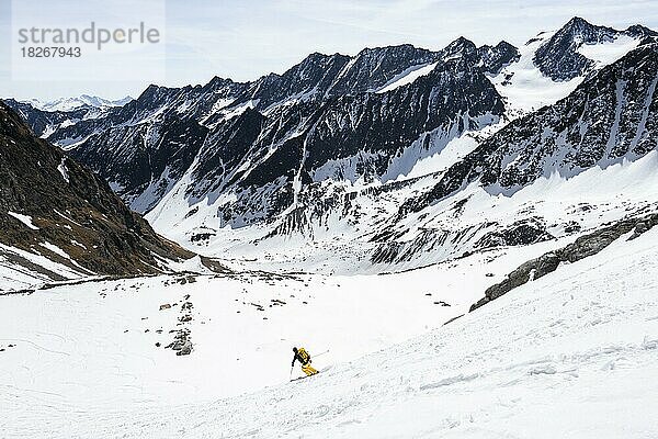 Skitourengeher bei der Abfahrt auf einem steilen Hang  Berge im Winter  Stubaier Alpen  Tirol  Österreich  Europa