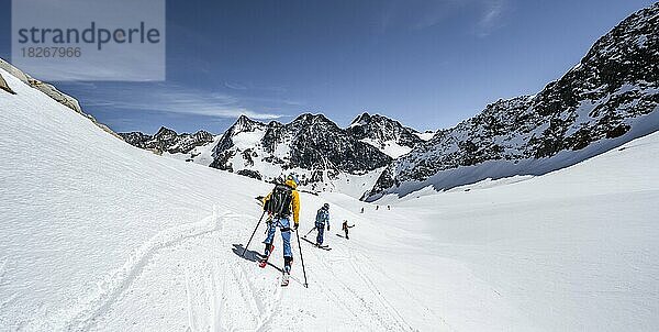 Skitourengeher bei der Abfahrt am Verborgen-Berg Ferner  hinten Gipfel Westliche Seespitze und Östliche Seespitze  Blick ins Tal des Oberbergbach  Stubaier Alpen  Tirol  Österreich  Europa
