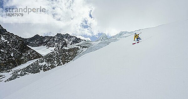 Skitourengeher bei der Abfahrt am Alpeiner Ferner  Gletscherabbruch  Stubaier Alpen  Tirol  Österreich  Europa