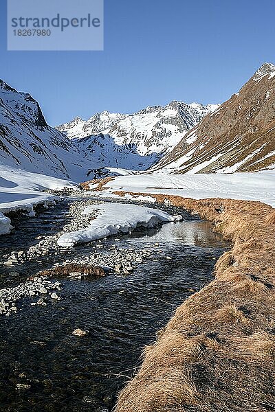 Oberbergbach im Winter mit verschneiter Berglandschaft  hinten Gipfel Aperer Turm  Stubaier Alpen  Tirol  Österreich  Europa