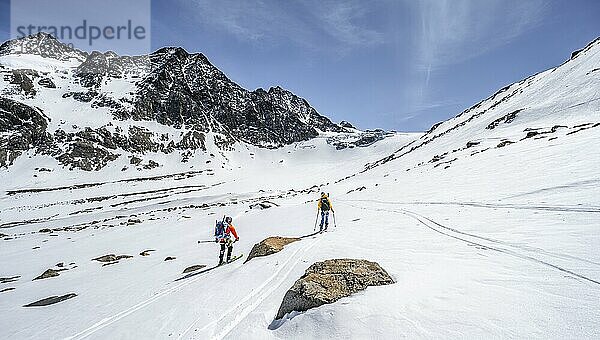 Skitourengeher bei der Abfahrt am Verborgen-Berg Ferner  hinten Alpeiner Ferner  Blick ins Tal des Oberbergbach  Stubaier Alpen  Tirol  Österreich  Europa