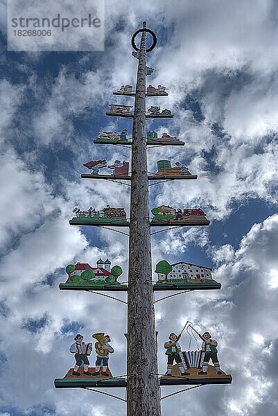 Maibaum  Seeon-Seebruck im Chiemgau  Bayern  Deutschland  Europa