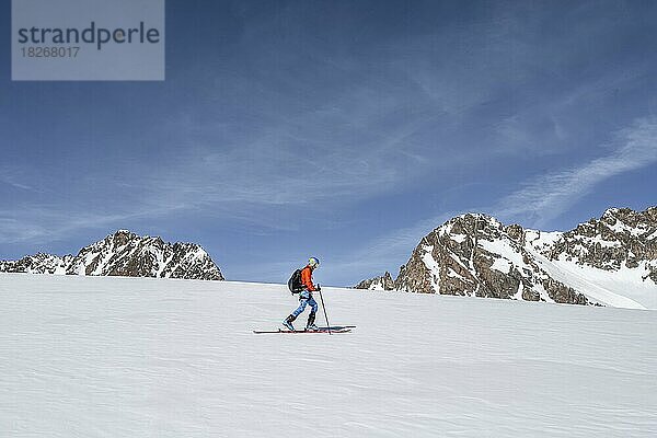Skitourengeher am Lisenser Ferner  Ausblick auf Berge und Gletscher  Stubaier Alpen  Tirol  Österreich  Europa