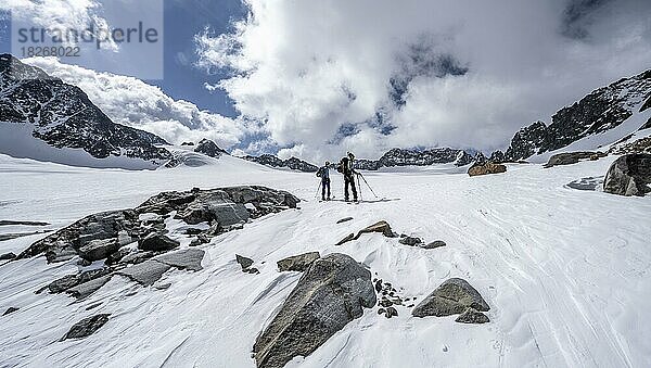 Skitourengeher beim Aufstieg am Alpeiner Ferner  Sonnenstern  Stubaier Alpen  Tirol  Österreich  Europa