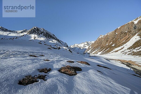 Verschneite Berge  Blick ins Oberbergtal mit Oberbergbach  Franz-Senn-Hütte  Stubaier Alpen  Tirol  Österreich  Europa